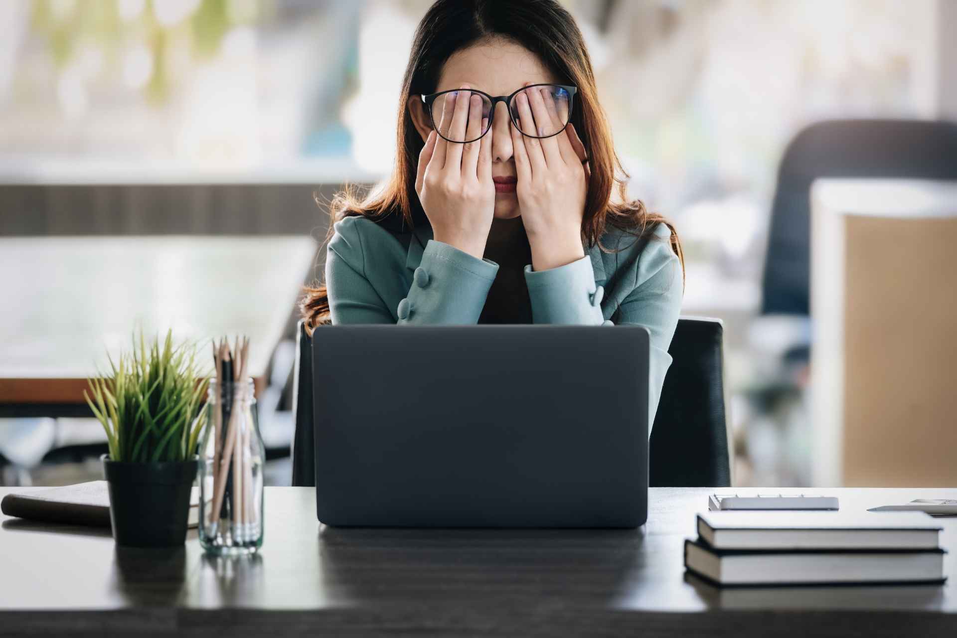The Symptoms and Ways to Overcome Burnout at Work skha konsultan manajemen di jakarta